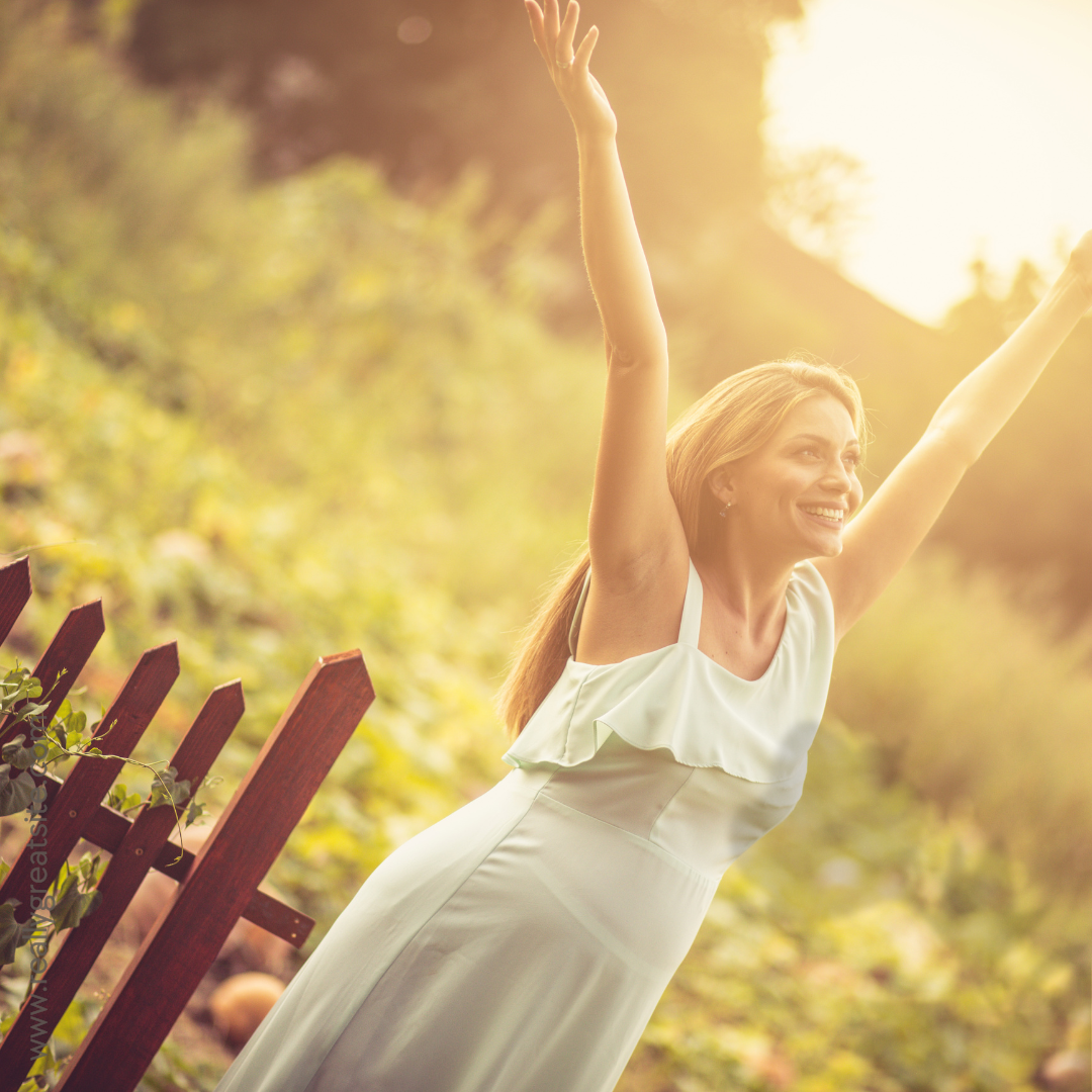 Publication instagram minimaliste beige femme épanouie